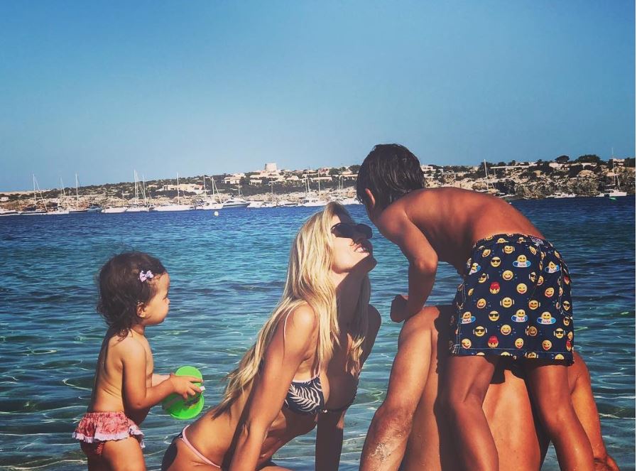 "Tuo figlio ha il cancro per via dei vaccini": le assurde accuse a Elena Santarelli