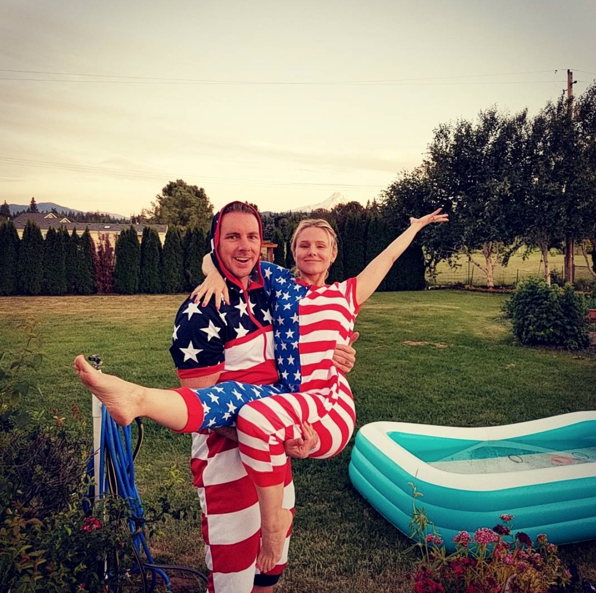 Perché Kristen Bell indossa i guanti in piscina: l'esilarate spiegazione del marito