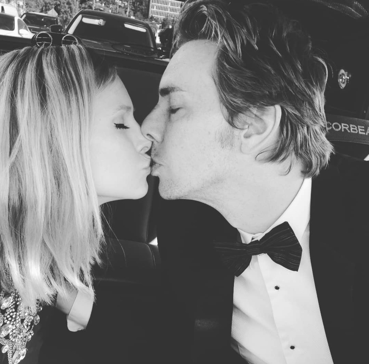 Perché Kristen Bell indossa i guanti in piscina: l'esilarate spiegazione del marito