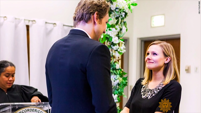 Perché Kristen Bell indossa i guanti in piscina: l'esilarate spiegazione del marito