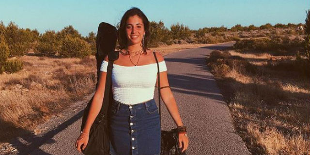 Angelica Gori, la figlia di Cristina Parodi che sta ammaliando con la sua chitarra Angelica Gori, la figlia di Cristina Parodi che sta ammaliando con la sua chitarra