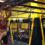 La lezione di Daisy-May, la piccola modella amputata che si allena (duramente) in palestra