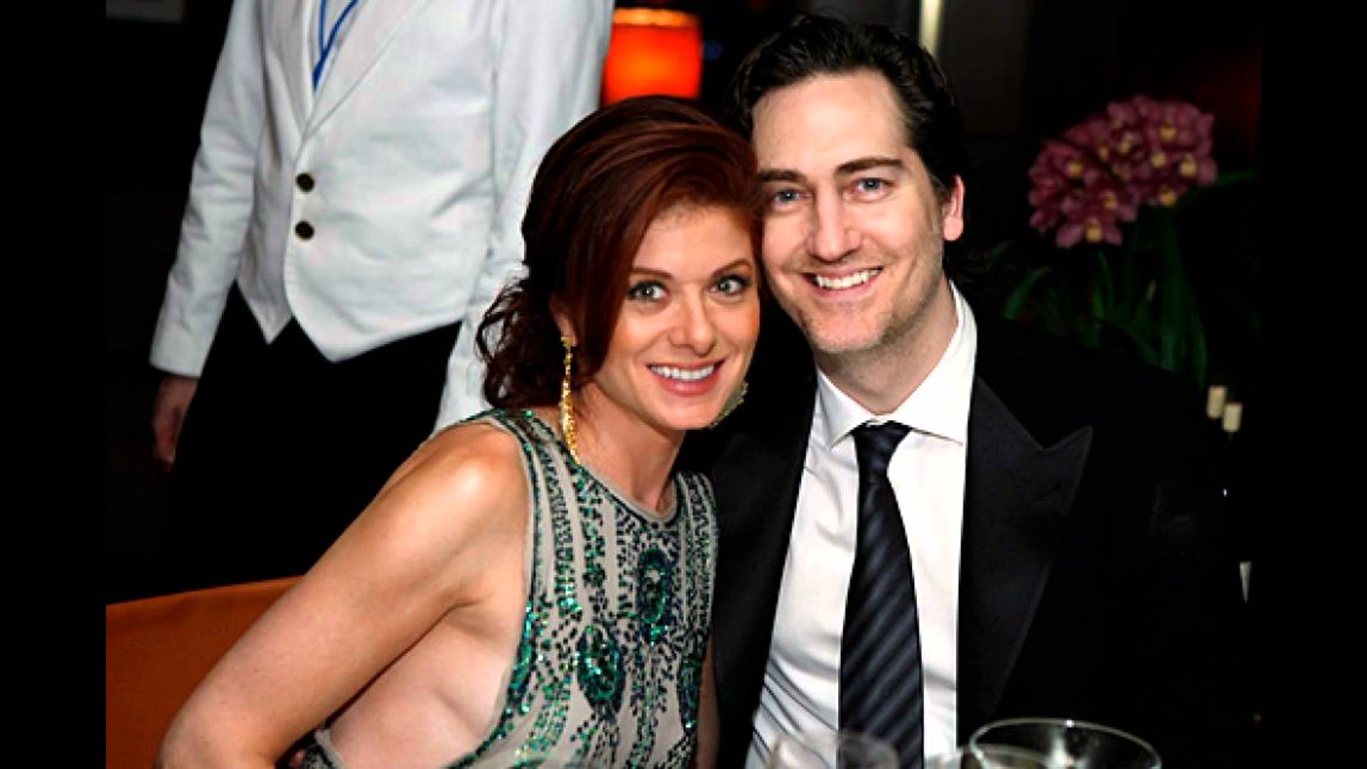 Debra Messing: "Quando mi fecero indossare un seno finto"