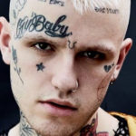 Perché è "normale" che sempre più persone si facciano tatuare il viso