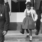 Il primo giorno di scuola di Ruby Nell Bridges, insultata dai genitori dei compagni