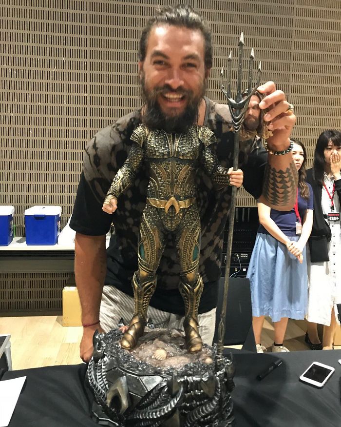 24 foto che dimostrano il lato ironico e dolcissimo di Jason Momoa