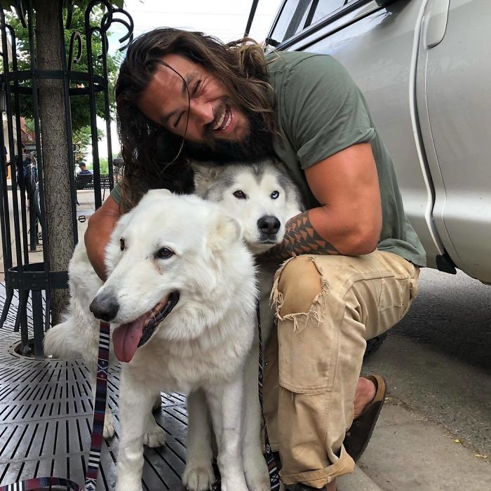 24 foto che dimostrano il lato ironico e dolcissimo di Jason Momoa