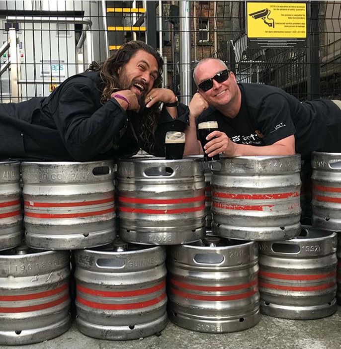 24 foto che dimostrano il lato ironico e dolcissimo di Jason Momoa