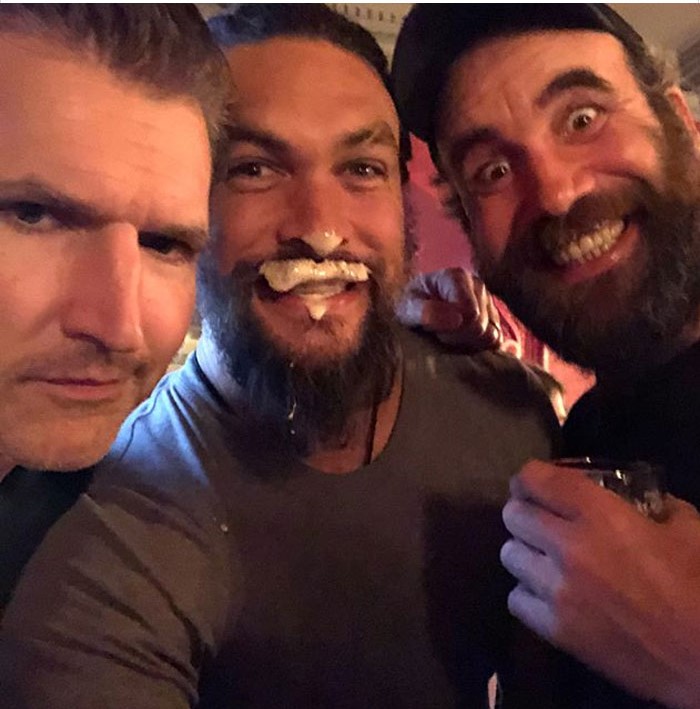 24 foto che dimostrano il lato ironico e dolcissimo di Jason Momoa