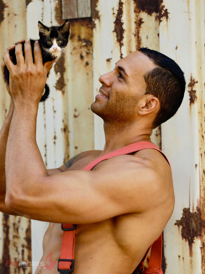 Il calendario 2019 dei pompieri australiani: in posa con gli animali per beneficenza