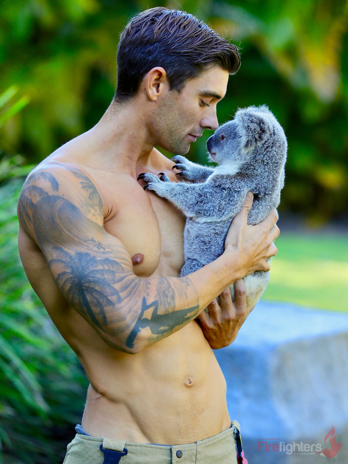 Il calendario 2019 dei pompieri australiani: in posa con gli animali per beneficenza
