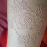 Ispirazione tattoo: la grazia dei tatuaggi bianchi e 8 idee cui ispirarsi