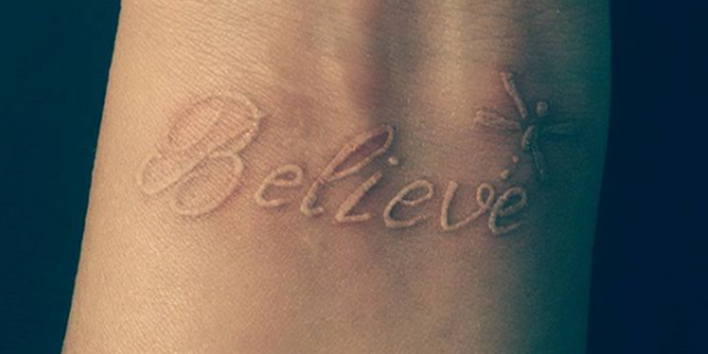 Ispirazione tattoo: la grazia dei tatuaggi bianchi e 8 idee cui ispirarsi Ispirazione tattoo: la grazia dei tatuaggi bianchi e 8 idee cui ispirarsi