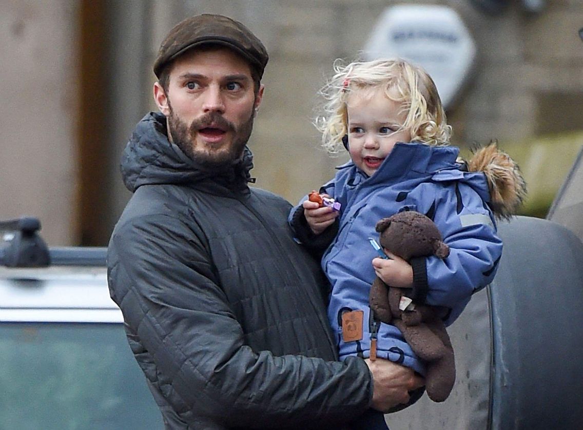 “50 sfumature di papà“: la vita di Jamie Dornan fra le sue donne