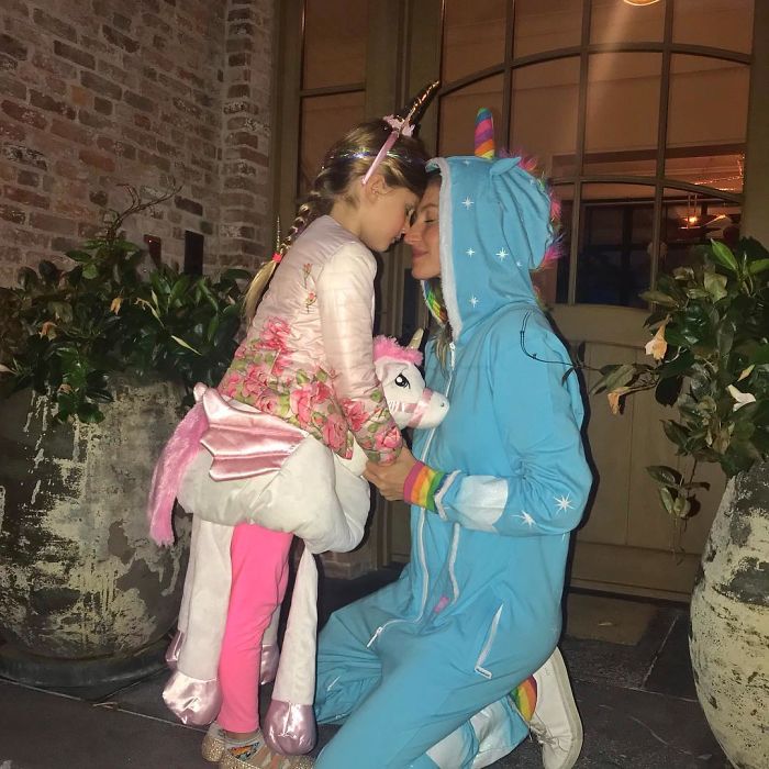Sai riconoscere la star sotto la foto? I costumi di Halloween dei vip
