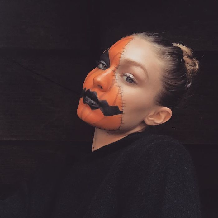 Sai riconoscere la star sotto la foto? I costumi di Halloween dei vip