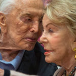 103 anni di Kirk Douglas: la storia di un grande amore che non teme i tradimenti