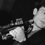 Chet Baker, l'angelo del jazz con i demoni dentro che volò giù dal terzo piano