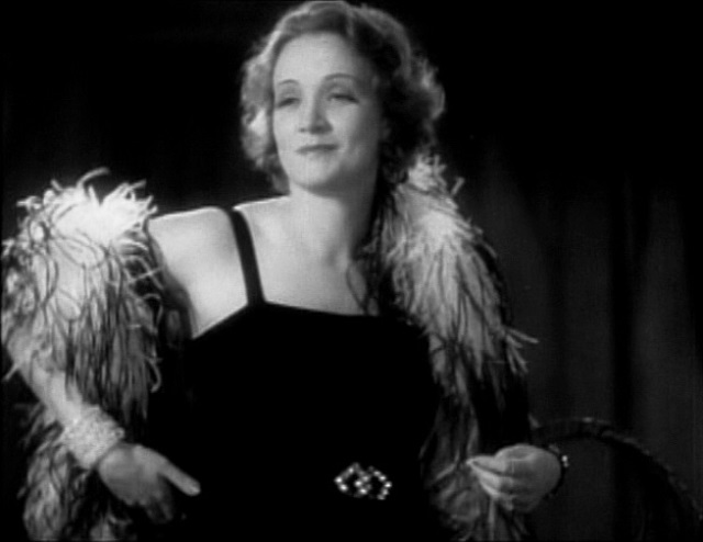 Marlene Dietrich e la storia del primo bacio lesbico del cinema