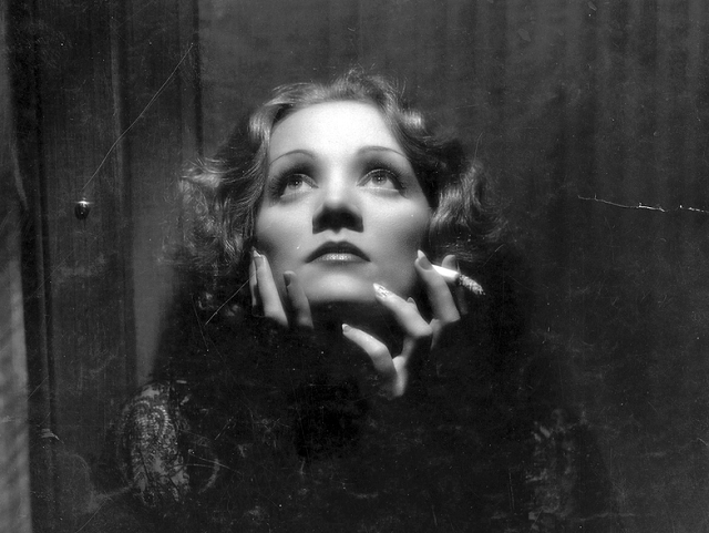 Marlene Dietrich e la storia del primo bacio lesbico del cinema