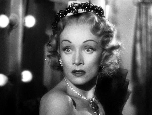 Marlene Dietrich e la storia del primo bacio lesbico del cinema