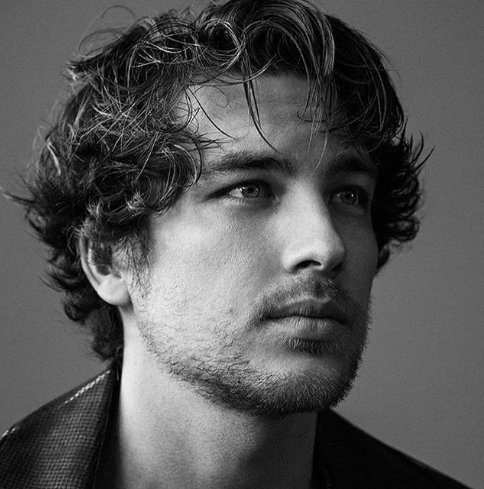 Chi è Cody Fern, l’attore androgino e "satanico" con le scarpe a forma di zoccolo