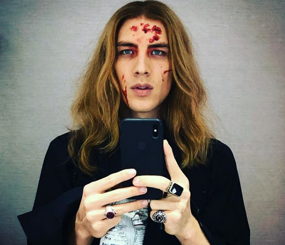 Chi è Cody Fern, l’attore androgino e "satanico" con le scarpe a forma di zoccolo
