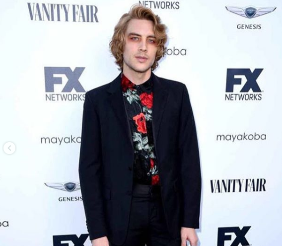 Chi è Cody Fern, l’attore androgino e "satanico" con le scarpe a forma di zoccolo