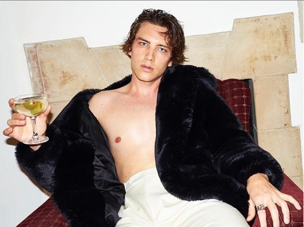 Chi è Cody Fern, l’attore androgino e "satanico" con le scarpe a forma di zoccolo