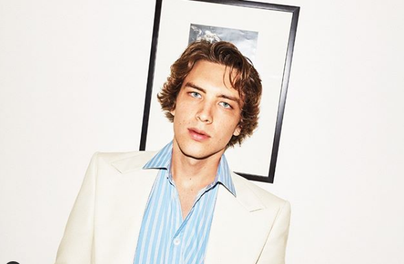 Chi è Cody Fern, l’attore androgino e "satanico" con le scarpe a forma di zoccolo