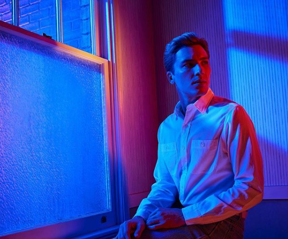 Chi è Cody Fern, l’attore androgino e "satanico" con le scarpe a forma di zoccolo