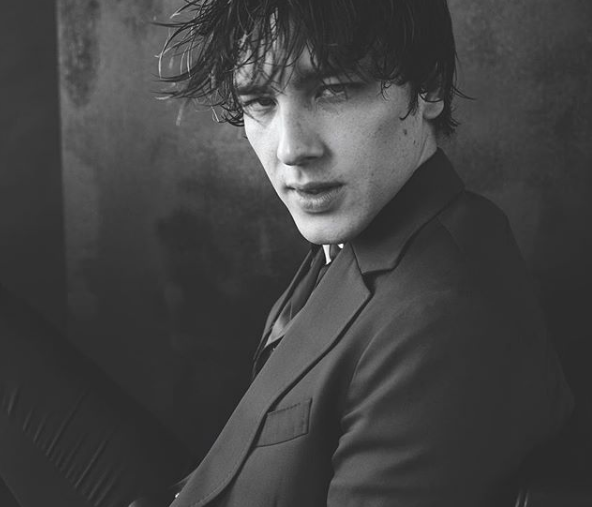 Chi è Cody Fern, l’attore androgino e "satanico" con le scarpe a forma di zoccolo
