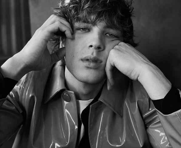 Chi è Cody Fern, l’attore androgino e "satanico" con le scarpe a forma di zoccolo