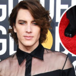 Chi è Cody Fern, l’attore androgino e "satanico" con le scarpe a forma di zoccolo
