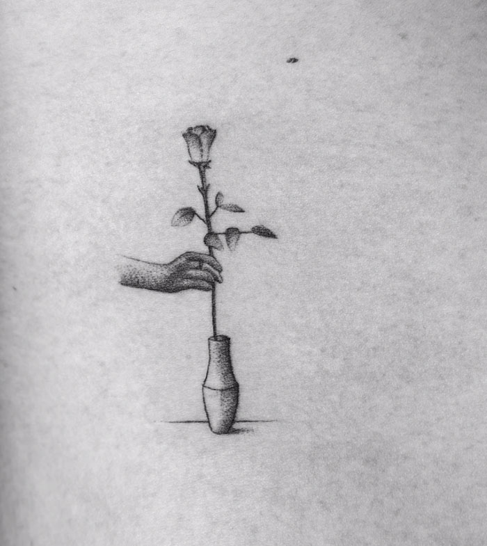 Artista tatua 70 sconosciuti con disegni che, insieme, danno vita a questo "corto"