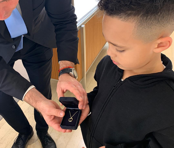 Se un bambino di 7 anni regala un gioiello Tiffany alla figlia di Kim Kardashian