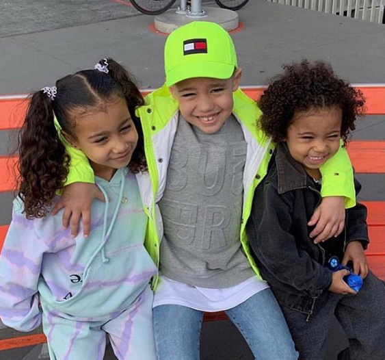 Se un bambino di 7 anni regala un gioiello Tiffany alla figlia di Kim Kardashian