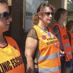 Chi sono le guardie del corpo che accompagnano le donne ad abortire