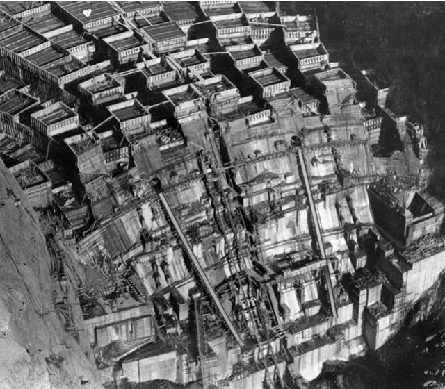 Come apparivano 20 famosi monumenti durante la loro costruzione