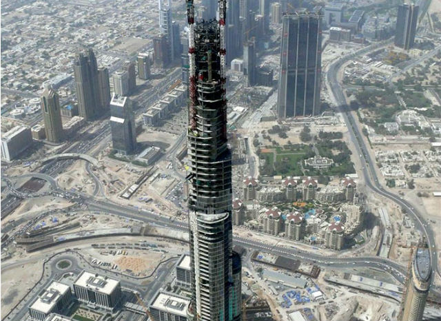 Come apparivano 20 famosi monumenti durante la loro costruzione