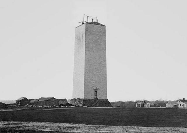 Come apparivano 20 famosi monumenti durante la loro costruzione