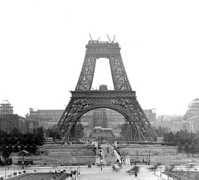 Come apparivano 20 famosi monumenti durante la loro costruzione
