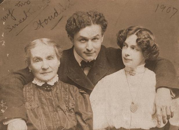 Bess Houdini, la donna che attese per anni l'unico uomo capace di tornare dalla morte