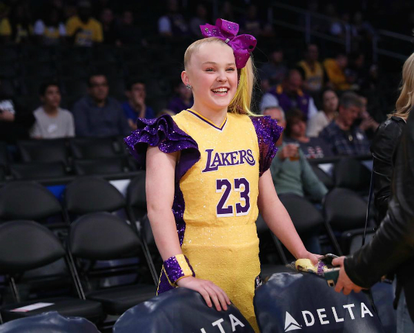 Chi è e cosa fa JoJo Siwa, la 15enne dai vestiti unicorno diventata milionaria