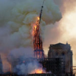 L'incendio di Notre Dame: il momento della caduta della guglia