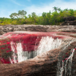 Viaggio lungo il fiume dalle acque color arcobaleno