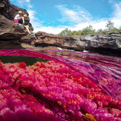 Viaggio lungo il fiume dalle acque color arcobaleno