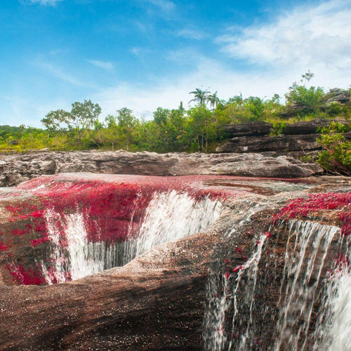 Viaggio lungo il fiume dalle acque color arcobaleno