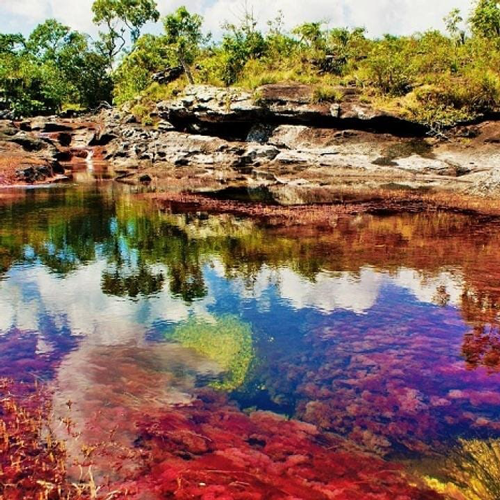 Viaggio lungo il fiume dalle acque color arcobaleno