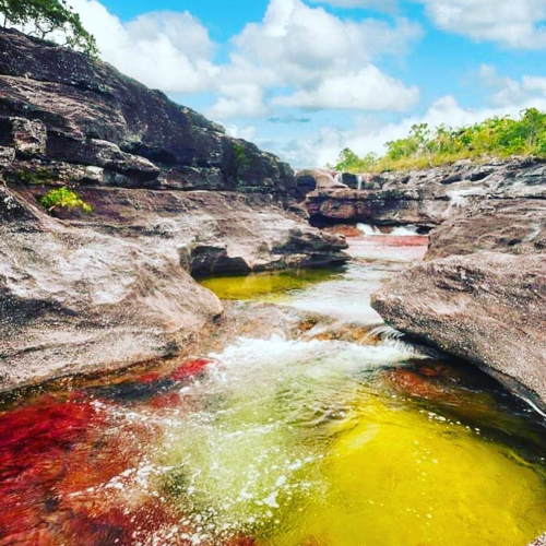 Viaggio lungo il fiume dalle acque color arcobaleno